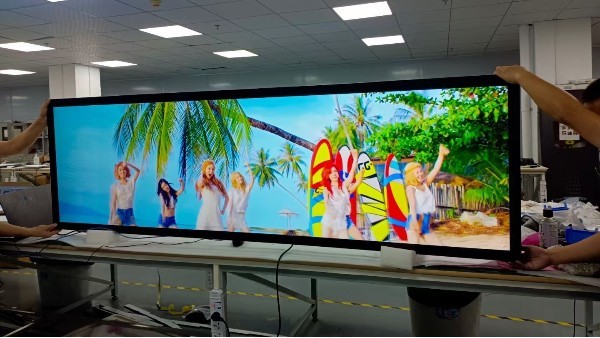 解析什么是异形广告机？它的应用有什么优势？