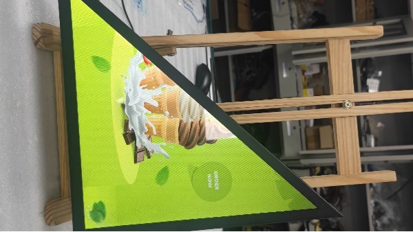 揭秘异形广告机：革新传播的5大特征！